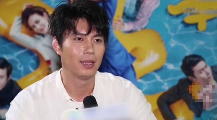 《美人鱼2》艾伦:星爷擦嘴,太帅了!星爷坐下了