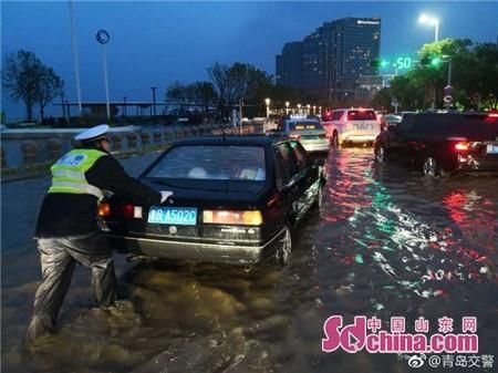 暖心!雷暴中青岛交警坚守岗位感动市民网友_【