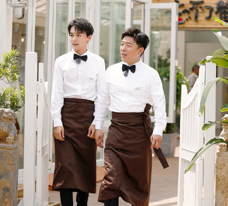 《忘不了餐厅》首播,黄渤手忙脚乱,五位患病老