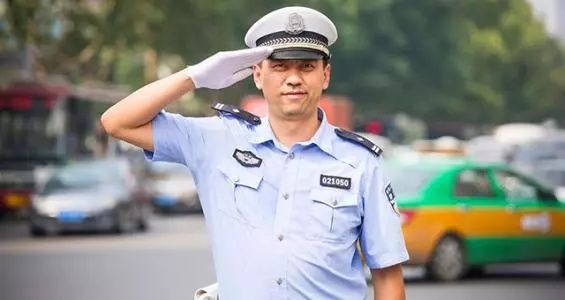 交警开罚单没敬礼 泰州市民把交警告上法庭