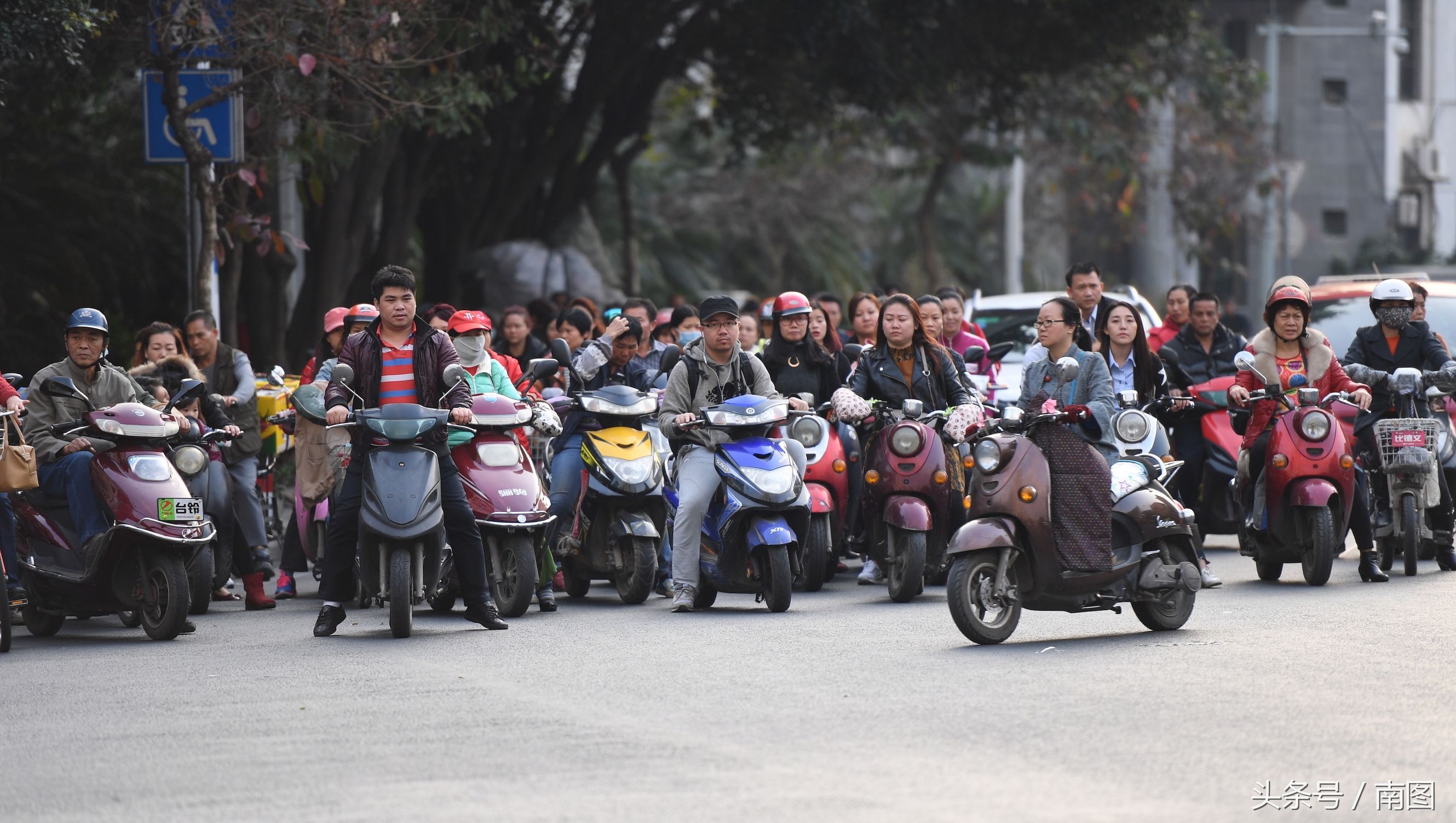 实拍骑在电驴背上的城市,电动车多达200万辆,平均每人