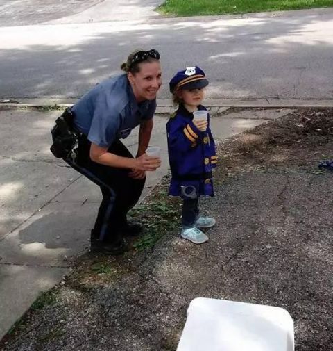 三岁小女孩摆摊卖果汁,引来一群警察