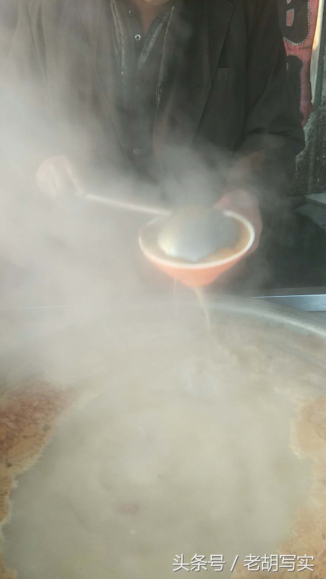 这家牛肉汤馆老板不停切肉案板上肉堆成小山,