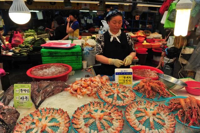 直击韩国菜市场卖海鲜的大妈,光鲜亮丽打扮时