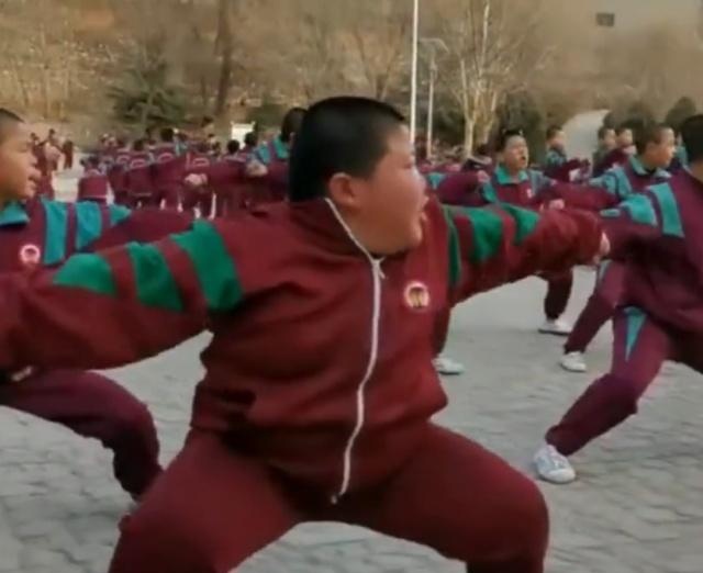 11岁表情成为,窗户秒变面部,想练武像他砸表情搞笑男孩图片