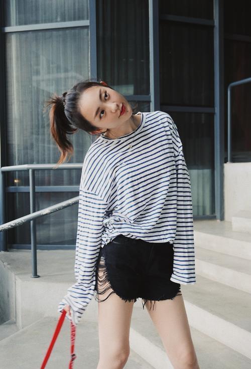 孙耀琦为显腿长牛仔热裤短到大腿根,转身更是