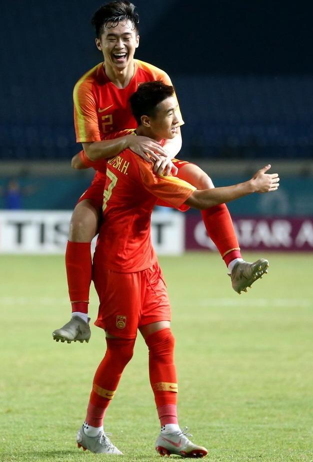 高清:亚运会U23国足对阵阿联酋 韦世豪破门庆祝
