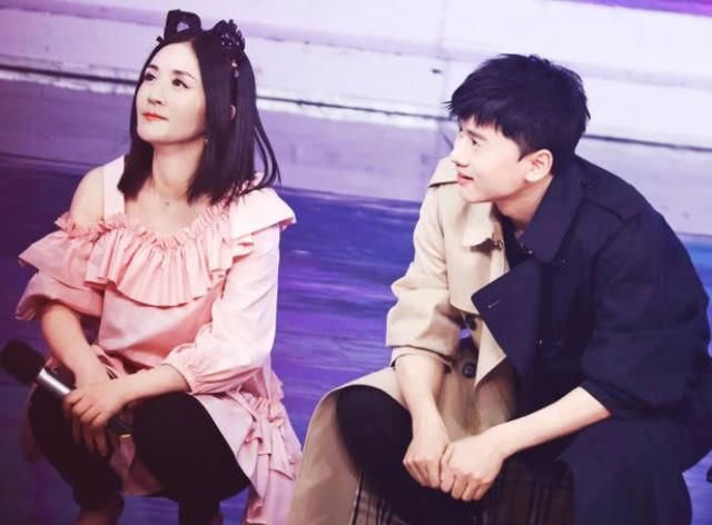 张杰谢娜这组花絮照展现了最美好的爱情:你在闹我在笑