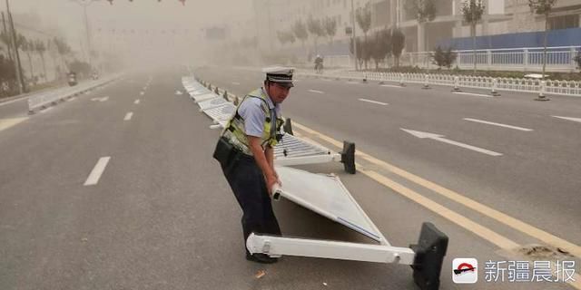 叶城出现沙尘天气 交警沙土中全力保障行车安