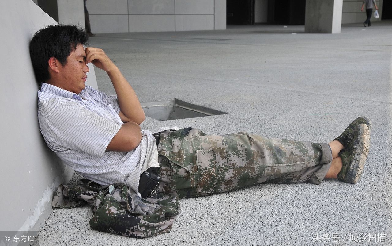 水泥地当床睡得香，农民工12幅午睡图，这样的午休条件你忍心看吗