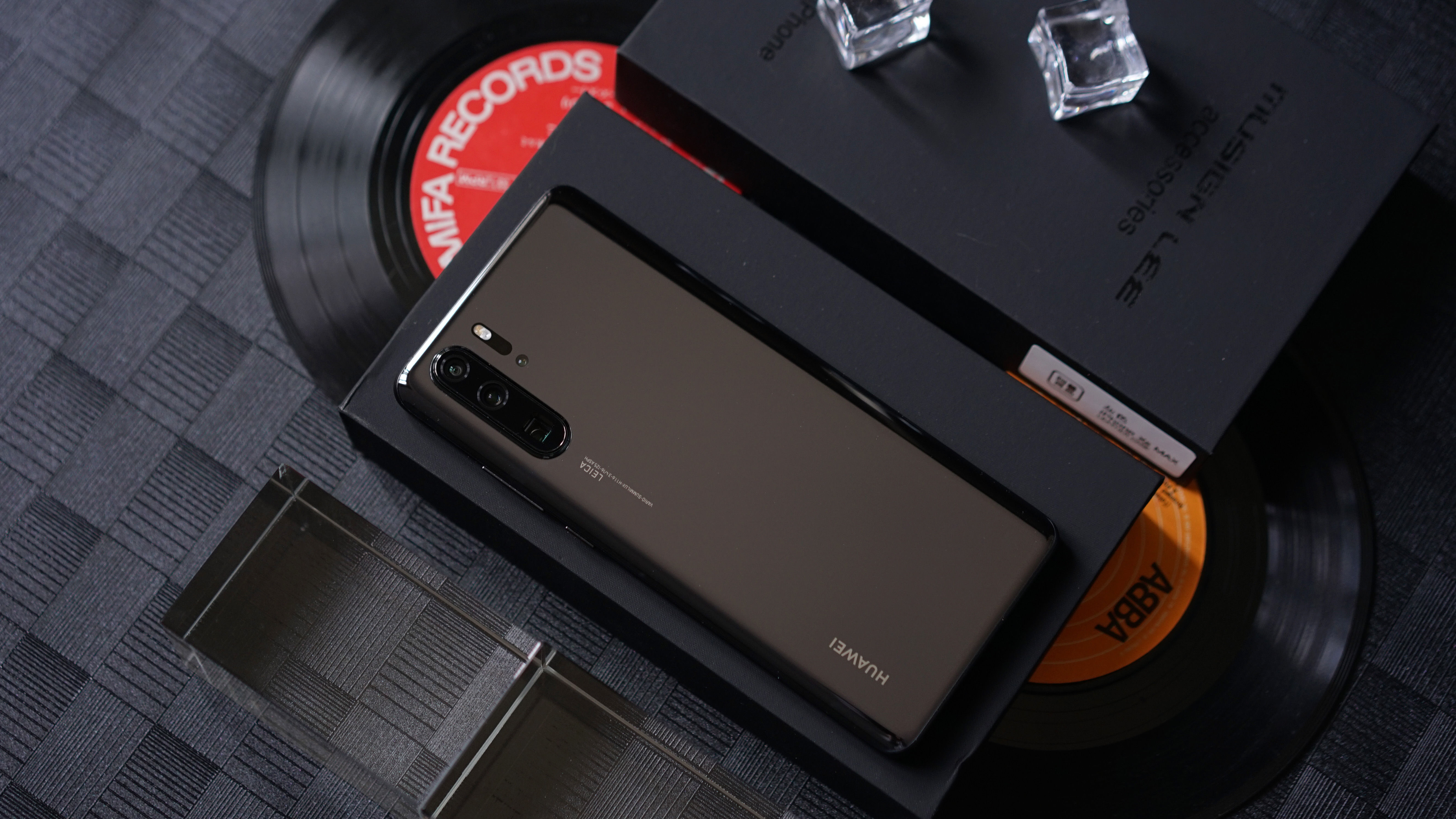 华为 P30 Pro亮黑色首发图赏:引领科技时尚新