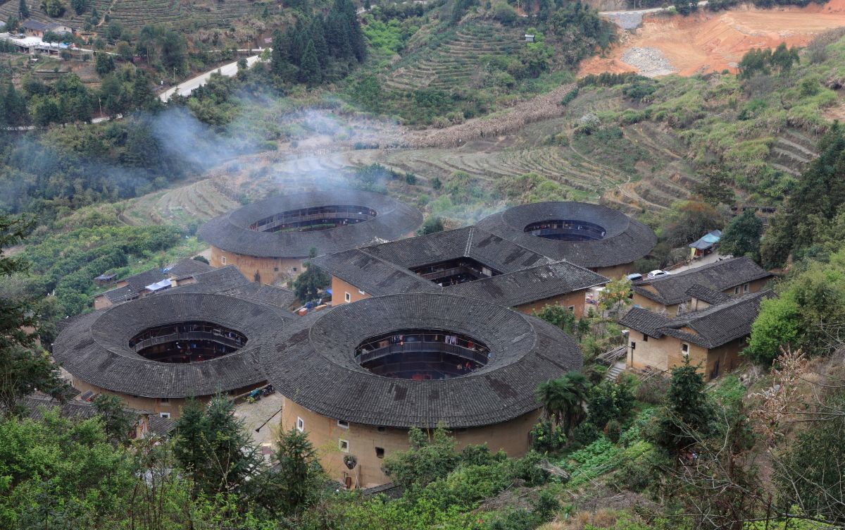 世界上独一无二的山区大型夯土民居建筑，南靖土楼