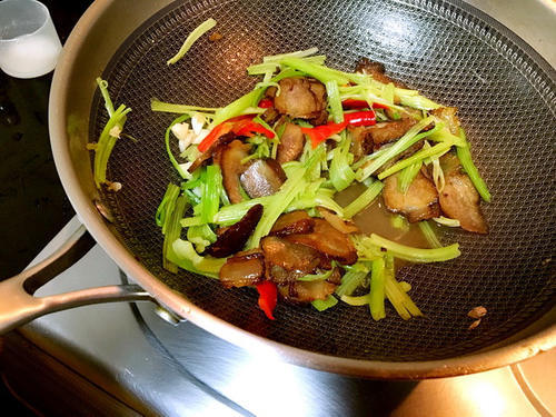 多纤的芹菜,怎么吃,才不会塞牙缝?一个小妙招