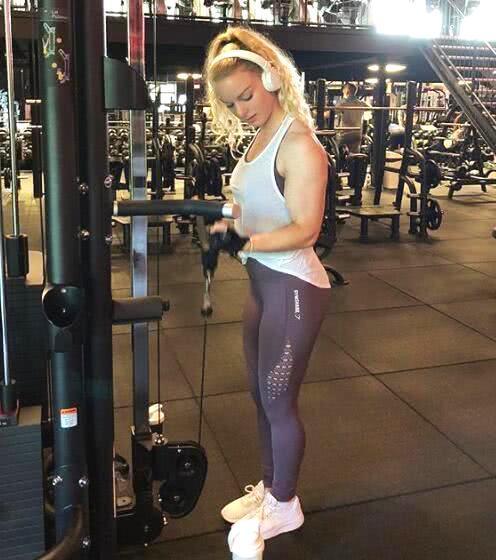 女生健身把蛋白粉当做主食来吃,这样下去会有