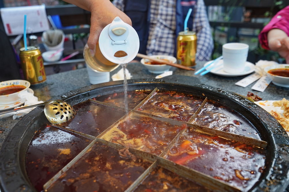 重庆品尝最正宗火锅，吃得酣畅淋漓，但加汤时倒茶水让人大跌眼镜