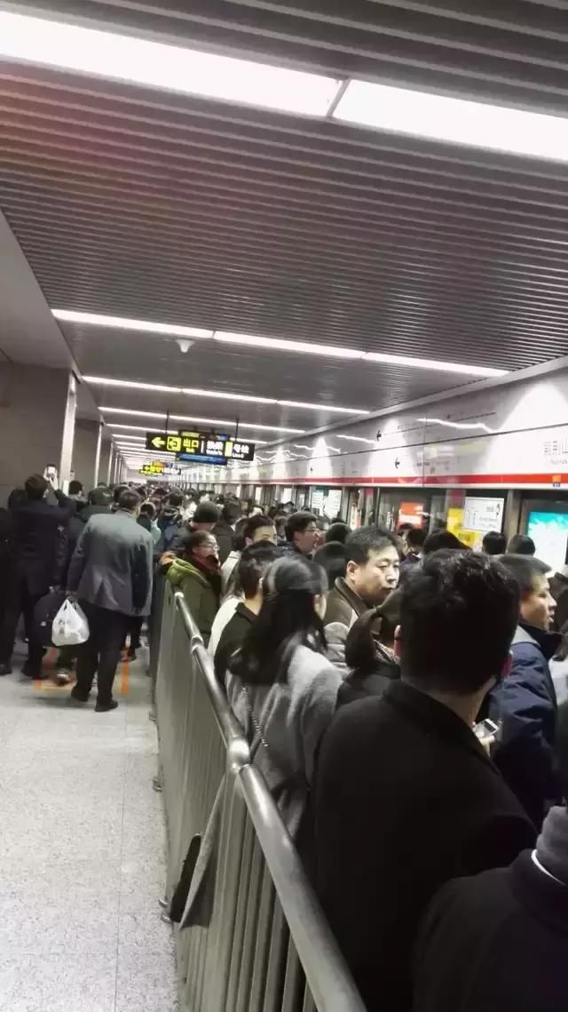 郑州单双号限行首日,有人5点半起床赶早班地铁