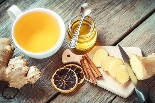 男人睡觉前,把生姜涂在脚底,可能会发生3个