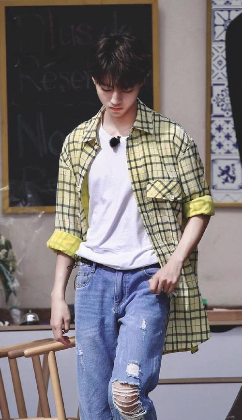 这些男星钟爱格子衬衫!王俊凯青春,邓伦帅气,吴