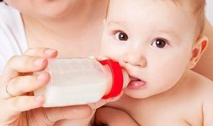 宝宝不喝奶瓶咋办?这4个行之有效的方法为你