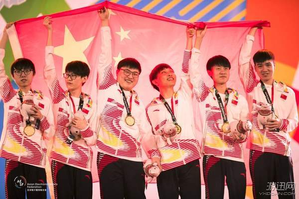 亚运会LOL中国队夺冠现场图集!国旗飘扬,我们
