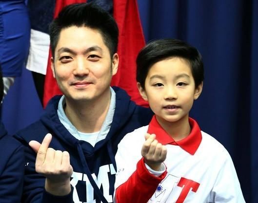 马英九人气旺，拜年穿的T恤成为热门商品