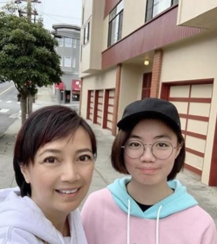 港姐杨婉仪负债千万携子女返美国，网上开班授课，自力更生再出发