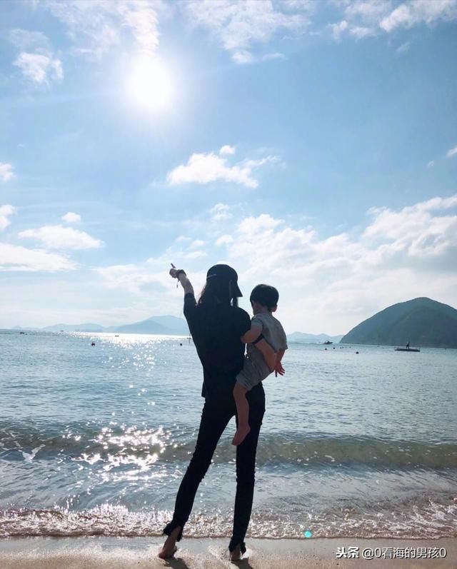 杨颖晒儿子萌照,单手抱娃妈妈力max,小海绵扎