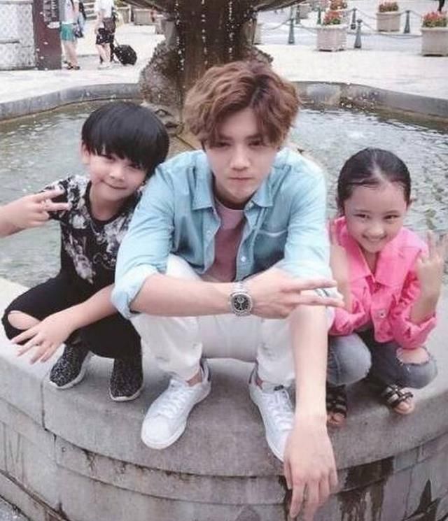 鹿晗和弟弟妹妹一起拍照,鹿晗弟弟耳朵亮了,真