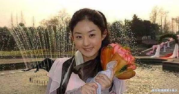 8年前赵丽颖抢到冯绍峰婚礼上的手捧花,如今成