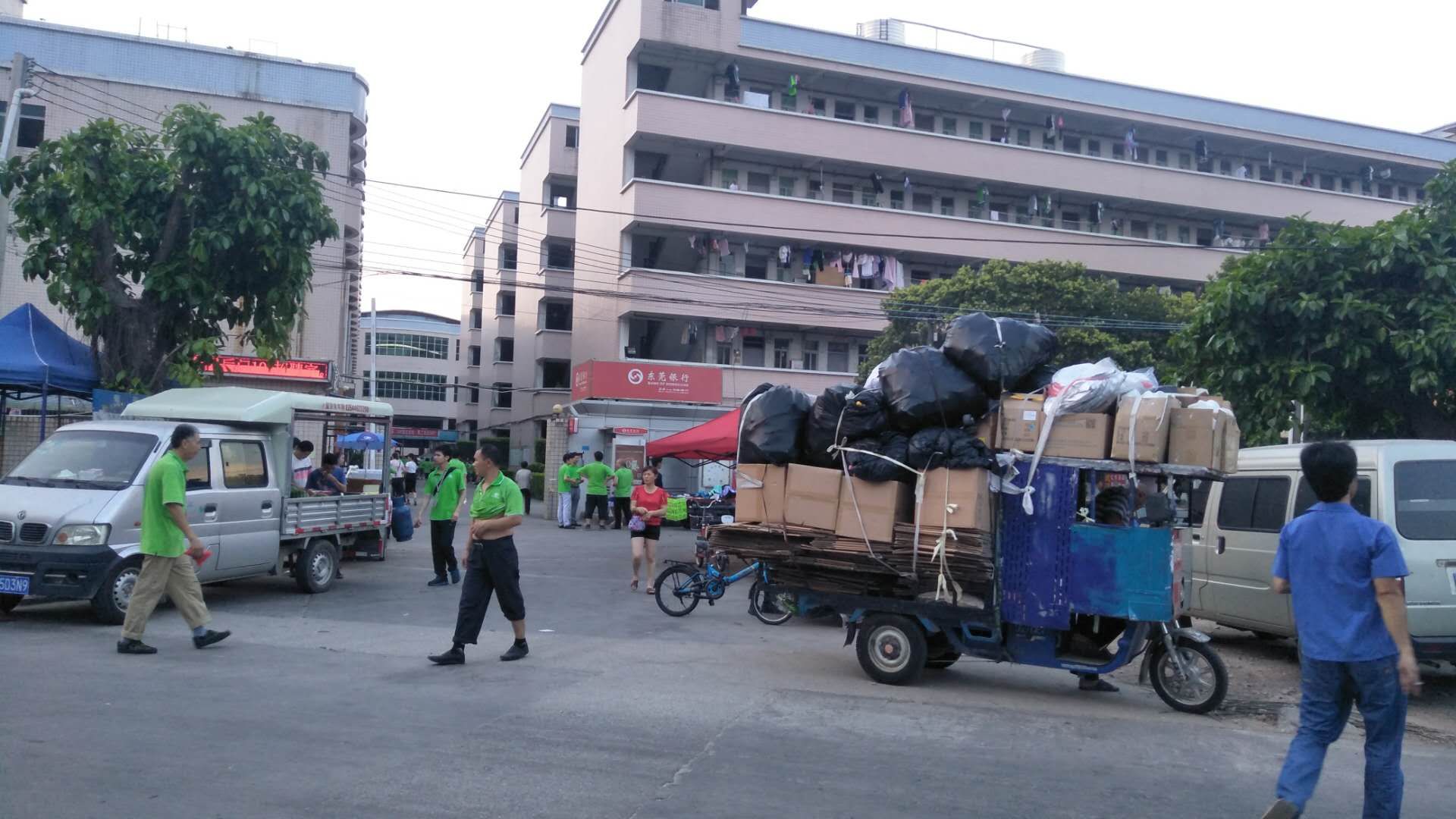 实拍:东莞某科技园工人下班后的生活，逛街吃小吃是最惬意的事