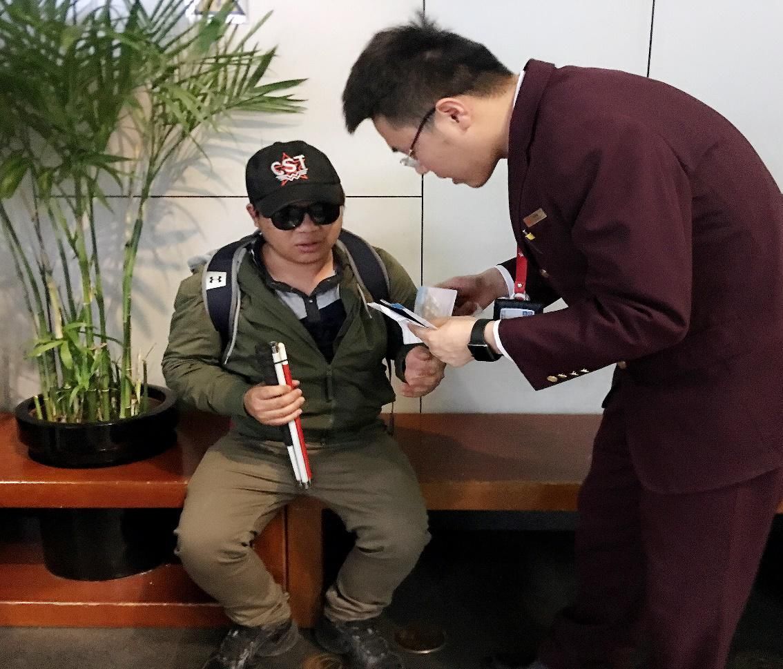 值机员真情点亮盲人旅客回家路 飞航地服暖人