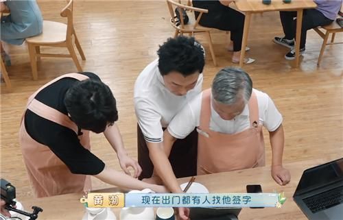孙红雷与黄渤视频通话，看到他关美颜后的颜值，网友：太帅了！