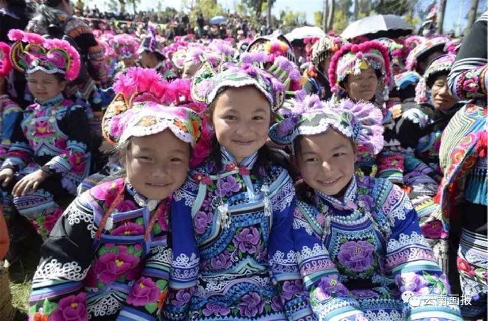 数万人在正月十五涌入永仁深山 见到了摄人心魄的一幕