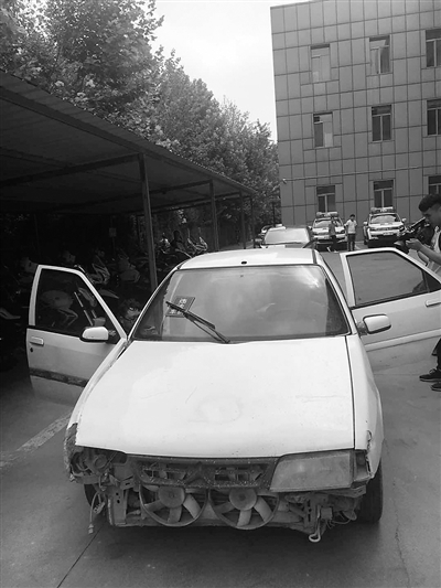 石家庄:开报废车上路闯卡 醉驾少年欲逃被捉
