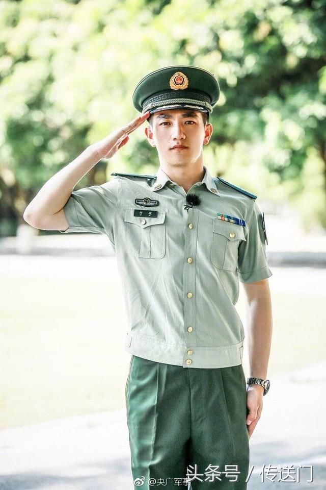 张馨予军婚牵手特种兵军官何捷,半个娱乐圈送