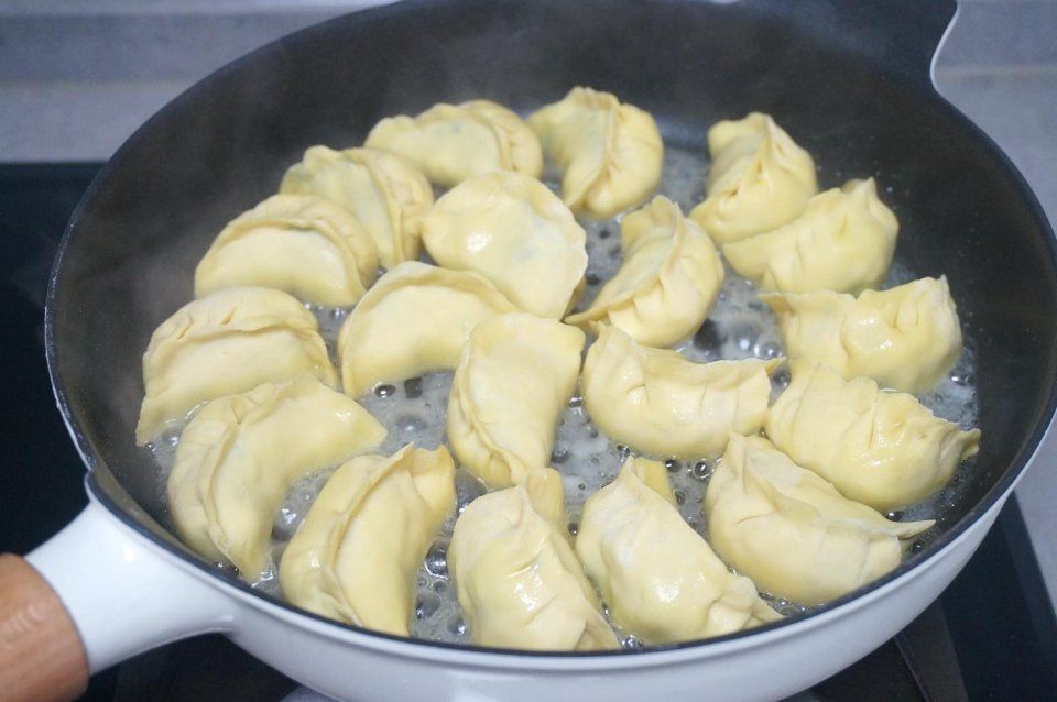 别再拿玉米面蒸窝头了,做一锅冰花煎饺,补钙降血压,女人吃减肥