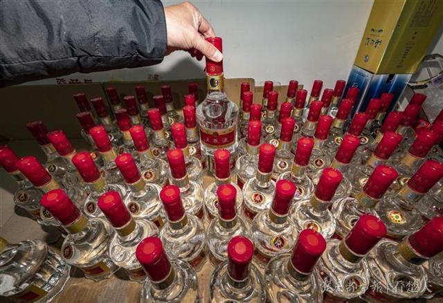 10元一斤的白酒灌装成茅台五粮液 二维码竟显