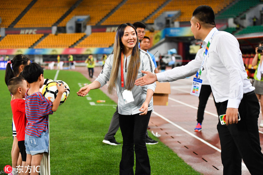 人美心善!贵州女老板文筱婷向孩子们赠送足球