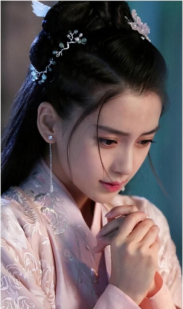 31岁杨颖挤进富婆太太圈站位引群嘲：能力配不上业务，只剩难堪