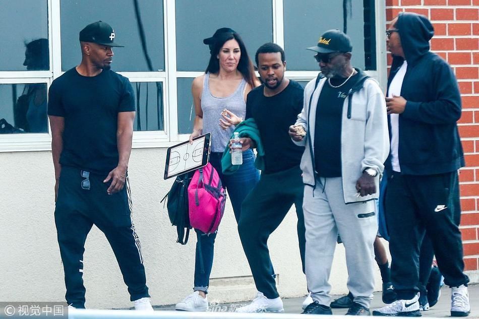 杰米福克斯与罗宾西克闲聊 电话铃响掏3部手机