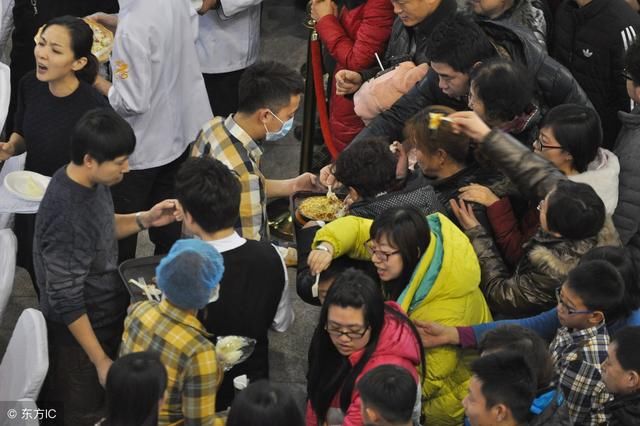 过年一家人去买衣服，小孩闹打妈妈，父亲走过来就踢，大家都说好