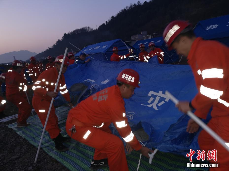 四川宜宾兴文县发生5.7级地震 消防人员入房排
