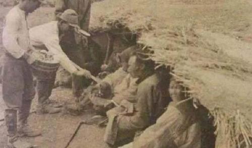 日本侵华时,一张日军背中国老奶奶的照片,为何