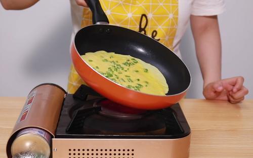 5分钟的简易早餐鸡蛋饼做法 宝宝最爱的营养早餐