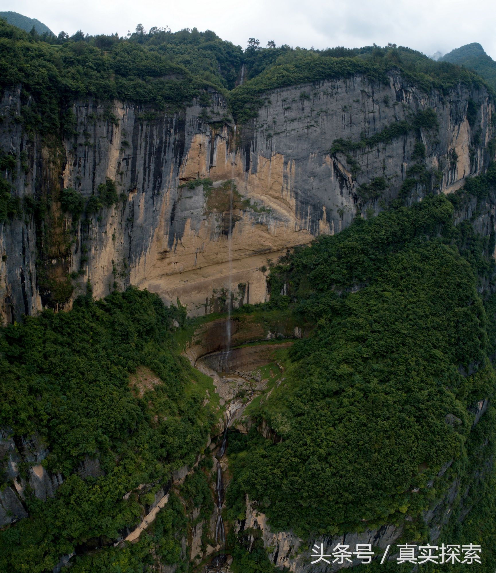 湖北神农架大九湖到重庆巫山当阳大峡谷的罕见超级大瀑布 超百米