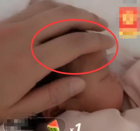 韩安冉生女后直播,看到爸爸手放的位置,网友:不
