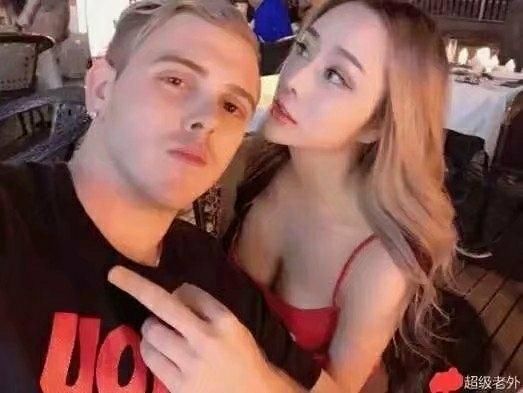快手网红-超级老外直播内容不堪入目,网友直