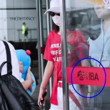 赵丽颖便装现身机场,膝盖受伤发红引人心疼 九州城娱乐网登录