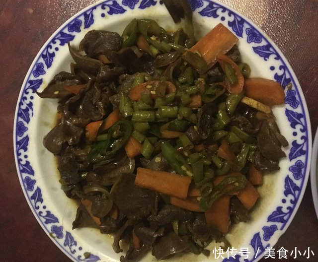 新媳妇刚刚过门后的第一次给家里人做饭，婆婆却嫌菜没胃口，看着