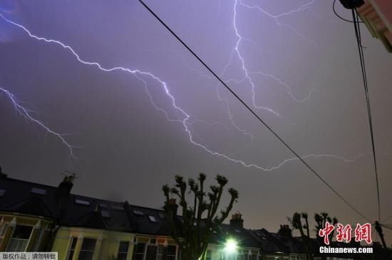 英雷雨天气24小时遭6.4万次雷击 机场燃料库被击中